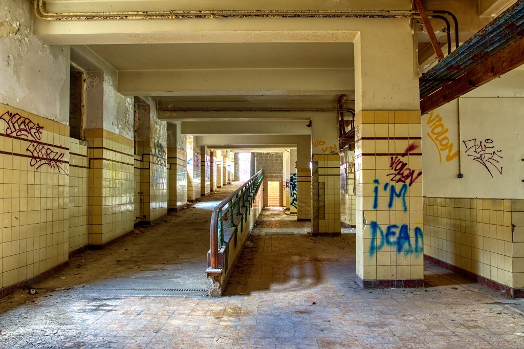 HDR urbex brandweerauto brandweerwagen fire truck camion de pompiers graffiti Sanatorium Dolhain basil decay verlaten kunst art